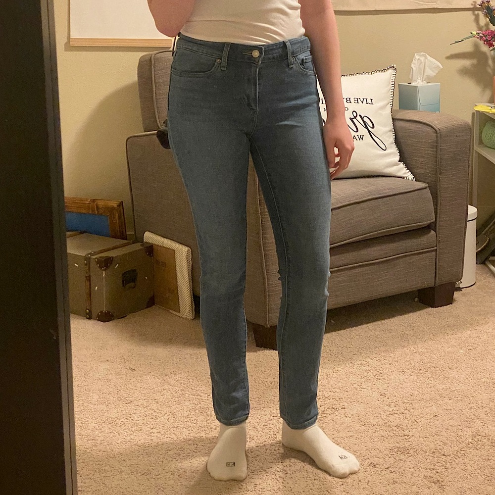 Levi’s Mid-Rise 711 Skinny Jeans - Women’s Size 28 - Light Blue